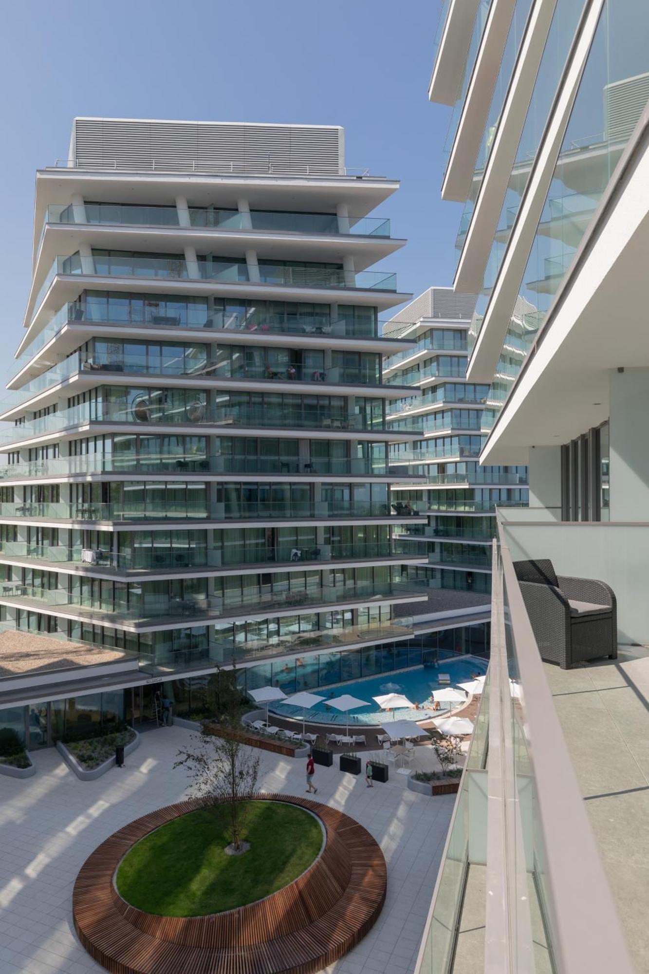 Royallux Apartment Waves Resort & Spa - Sea View From Balcony By Renters Prestige مينززدرويه المظهر الخارجي الصورة