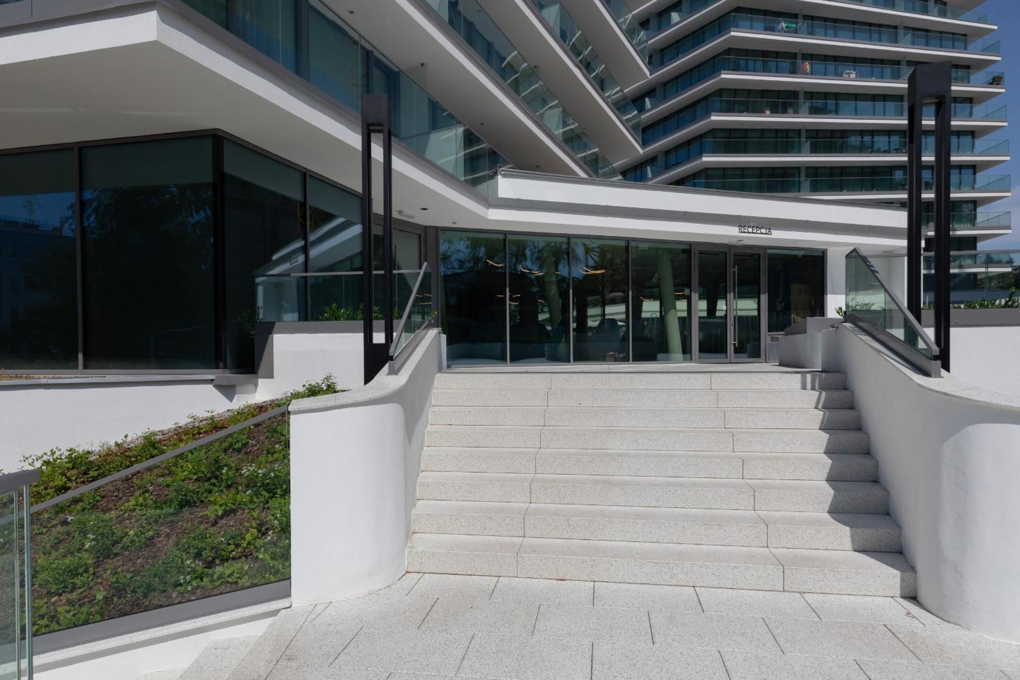 Royallux Apartment Waves Resort & Spa - Sea View From Balcony By Renters Prestige مينززدرويه المظهر الخارجي الصورة